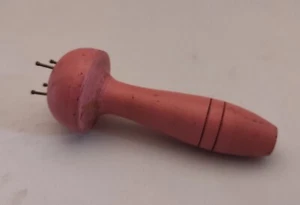 Altes Strickholz Holz rosa lackiert Vintage - Bild 1 von 7