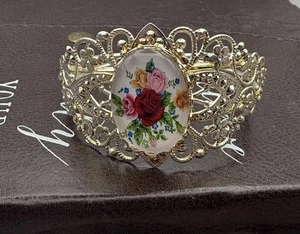 Brazalete estilo vintage floral filigrana tono dorado ajustable rosa cabujón - Imagen 1 de 6