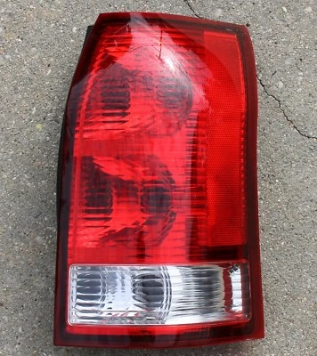 Luz trasera lateral derecha del pasajero Saturn VUE 2002 2003 2004 2005 2006 2007 FABRICANTE DE EQUIPOS ORIGINALES  Foto 1 de 4