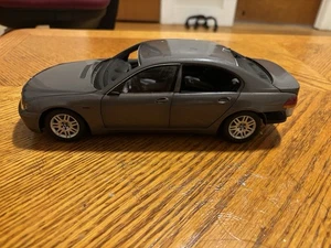 1:18 kyosho BMW 7 Series 745i Gray - Picture 1 of 6