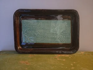 Handgefertigtes Keramik Tablett, rechteckig mit Salbei Bambus Design & braunem Rand. 10x7x3/4 - Bild 1 von 9