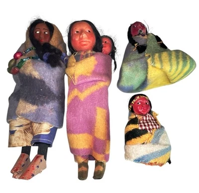Lote de (4) Muñecas Indias Skookum Bully Buenas De Colección Una Con Ojos Derechos. Foto 1 de 4