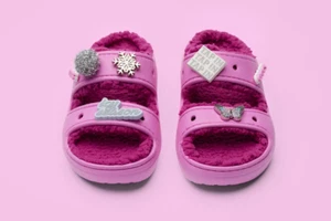 NEW SAWEETIE x CROCS Classic Cozzzy Sandal & Jibbitz Women's Size 7 Pink BARBIE! - Picture 1 of 14