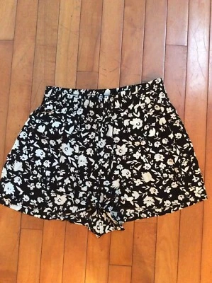 Black and white flowered shorts size XS Aqua - Image 1 of 4