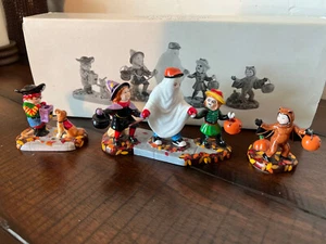 Dept 56 Snow Village Halloween Trick Or Treat Kids #54937 Excellent in box - Bild 1 von 3