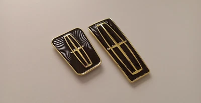 Nuevo 1998-1999-2000-2001-2002 Town Car Hood-Trunk Emblem Set-Negro/Dorado-Metal Foto 1 de 4