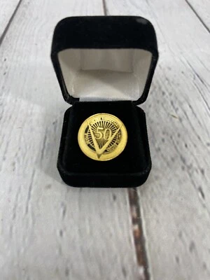 Prendedor Cadillac Deville 50 Años Aniversario Dorado Heritage Edición Limitada Propietarios Foto 1 de 4