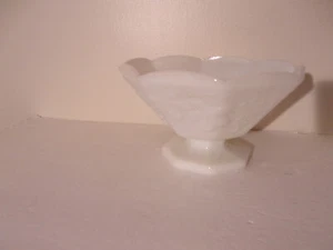 Vintage Anchor Hocking weiß Milchglas Standfuß Trauben Blätter Obstschale - #2 - Bild 1 von 5