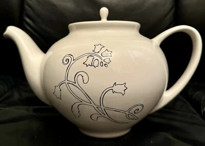 Tetera IKEA Crema con Contornos Florales Azul Marino Diseño Sueco #10866 Odmjuk Foto 1 de 4