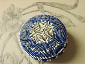 Charmante petite boite ancienne brodée de perles - Don d'amitié - Broderie - Foto 1 di 4