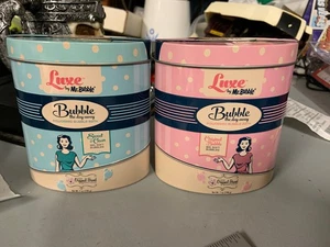 Lotto di 2 Luxe di Mr. Bubble Tins Rosa e Blu - Bagno a bolle in polvere nuovo/sigillato - Foto 1 di 13