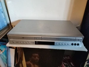 COMBO DVD/VCR VIDEO CASSETTE RECORDER TOSHIBA SD-24VE FONCTIONNE - Foto 1 di 7