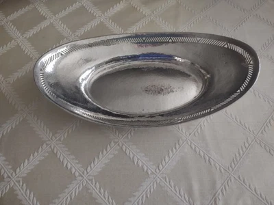 Bandeja de pan ovalada Whiting Sterling - Acabado martillado, borde reticulado 12" X 61/2" Foto 1 de 4