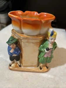 Vintage Blumenvase mit 2 Männern auf der Vorderseite / orange & weiß Blumenform oben / Japan /  - Bild 1 von 10