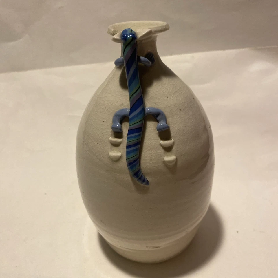 Jarrón Lagarto Escalador Azul "Toma un Mordisco" Crema 3D 6" x 4" Hecho a Mano por Artista Foto 1 de 4