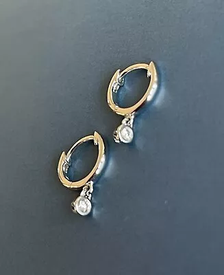 Aretes de diamantes aros oro blanco de 9 quilates en 0,10 quilates Huggies solitario encanto durmientes Foto 1 de 4