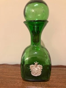 GORGEOUS 11" EMERALD GREEN GLASS DECANTER BOTTLE WITH CORK ROUND GLASS TOPPER - Picture 1 of 6