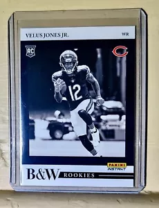 Tarjeta de fútbol americano Velus Jones Jr. 2022 Panini NFL novatos blancos y negros #23 1 de 649 - Imagen 1 de 2