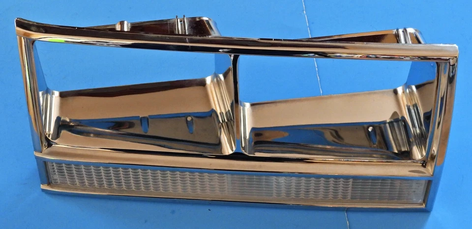 1984-87 Lincoln Continental Headlight Bezel w/Parking Light Lamp - VERY NICE -RH - Image 1 of 4