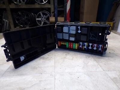 Ford Focus 2006-2007 (no RS) caja de relé de fusibles con faros antiniebla, control de crucero y ABS Foto 1 de 4