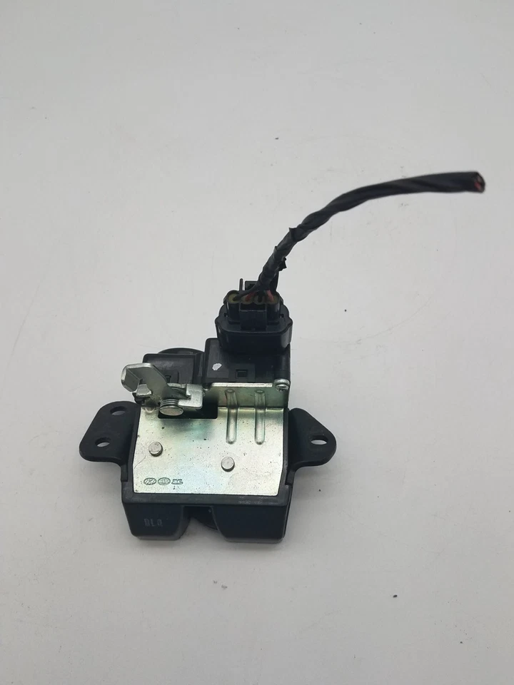 Conjunto de pestillo de maletero central trasero Kia Rondo LX 2007-2010 vagón negro usado stock Foto 1 de 4