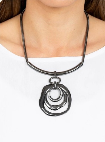 VETEMENTS Paparazzi forgiati in favoloso set collana e orecchini neri