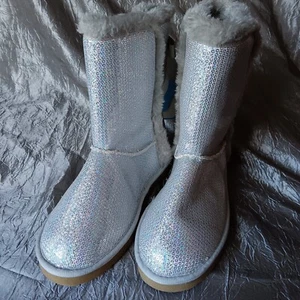 Neu mit Etikett Kleinkind Mädchen Sternzeichen silber Glitzer Kunstfell gefüttert Stiefel Größe 3 Memory Foam - Bild 1 von 6