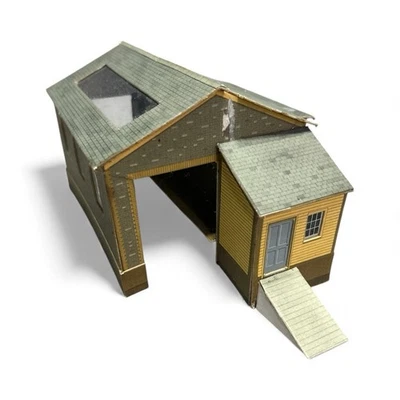 1963 MODEL RAILWAY OO GAUGE VINTAGE PRE MADE RARE CARDBOARD PLATFORM BUILDING - Image 1 of 4