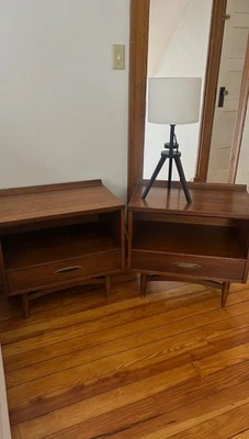 Par de mesitas de noche Broyhill Sculptra Mid Century modernas de nogal MCM vintage años 60 Foto 1 de 4