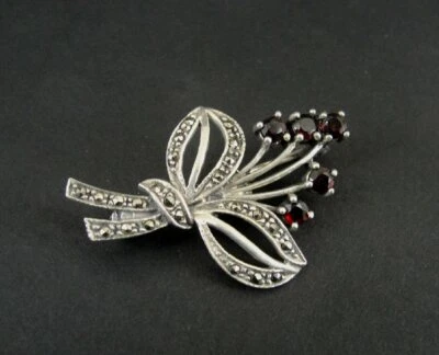 Изящная брошь на булавке с серебряными гранатами красная с марказитами 925 пробы P-303 - Изображение 1 из 4