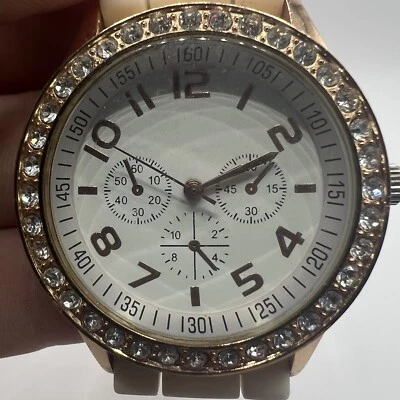 Reloj analógico de moda para damas redondo tono oro rosa bisel esfera blanca banda de polietileno J6 Foto 1 de 4