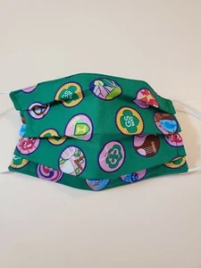Mascarilla para adultos, Girl Scouts, GSA, insignias en verde, GS Way, tela con estampado de lanzamiento - Imagen 1 de 2