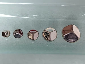 tolle Metall-Knöpfe "Geometrisch" Silberfarben - Größe zur Wahl - Picture 1 of 3