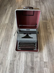 Royal Quiet de Luxe 1950’s Bold Typeface Typewriter With Case Tested/Works - Bild 1 von 10
