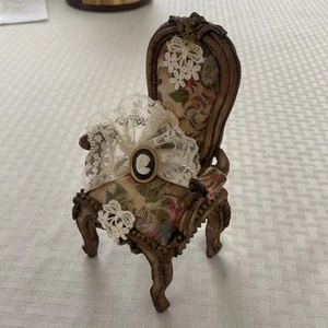 Antiker Porzellan Stuhl (sehr detailliert) - Bild 1 von 3