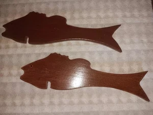 2 handgeschnitzte handbemalte magnetische Holzfische dunkelbraun - Bild 1 von 2