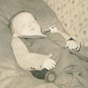 Vintage Kleinkind Post Mortem Foto, Baby Beerdigung mit Anzug, Greifspielzeug 5x7 | PM07 - Bild 1 von 3