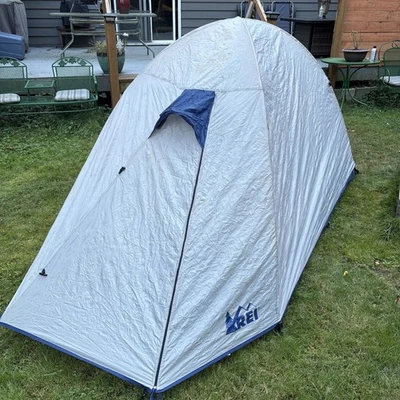 Tienda de campaña REI cooperativa media cúpula 1 3 temporadas 2 personas mochilero gris y azul Foto 1 de 4