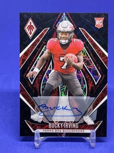 2024 Panini Phoenix 166 Bucky Irving RC Auto Lazer Tampa Bay Buccaneers - Bild 1 von 2