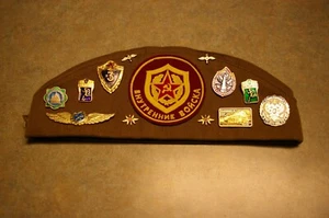 AUTHENTIC 1980'S SOVIET RUSSIA SOLDIERS PILOTKA MILITARY HAT WITH 25 BADGES PINS - Foto 1 di 12