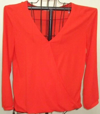 Blusa exuberante roja cereza transparente crepé fluida LS dobladillo con bandas talla grande para mujer usada en excelente estado Foto 1 de 4