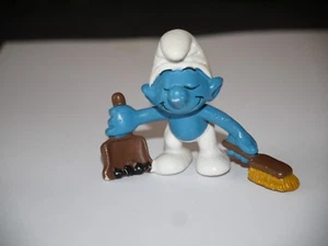 PEYO FIGURINE SCHTROUMPF AVEC PELLE ET BALAYETTE 1983 - Picture 1 of 2