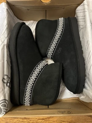 NEW UGG Classic Short Crescent Bootie - US 7 / Black - Image 1 of 4