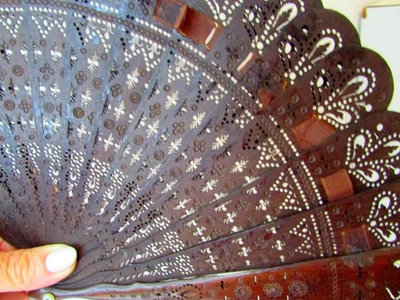 VENTILADOR DE MÃO ANTIGO BRISE ESCULPIDO EM MADEIRA PERFURADO - Imagem 1 de 4