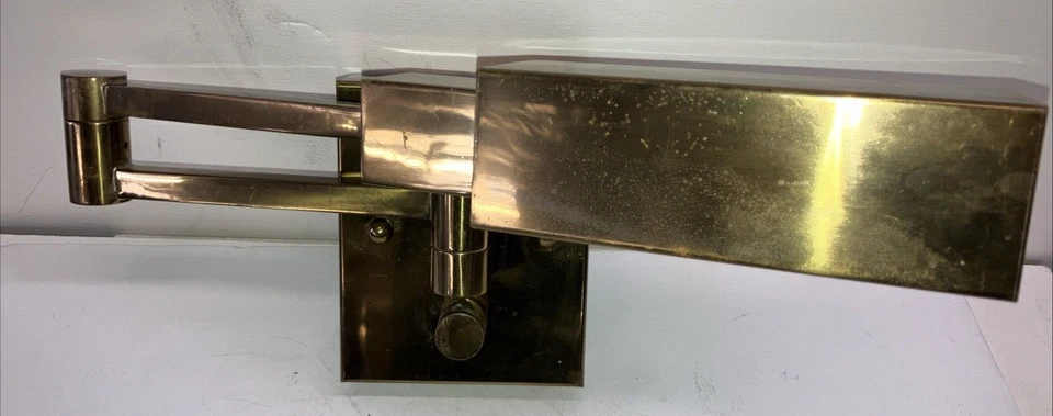 Lámpara de pared de latón con brazo oscilante para estudio Foto 1 de 4