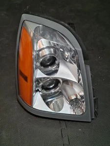 2004-2009 CADILLAC SRX OEM RIGHT Passenger HID XENON HEADLIGHT HEADLAMP - Picture 1 of 10