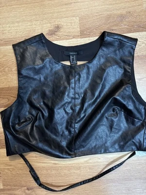 Top corto Forever 21 imitación cuero negro sin mangas mediano para mujer Foto 1 de 4