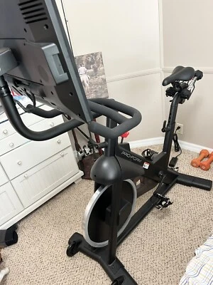 Bicicleta de estúdio ProForm Pro C22 com tela sensível ao toque de 22' - Preta - Em ótimo estado - Imagem 1 de 4