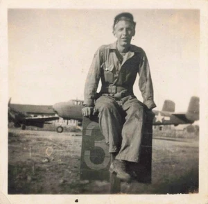 Vintage Foto Hübscher Mann Mechaniker Outfit Armee Flugzeuge sitzend Schild - Bild 1 von 1