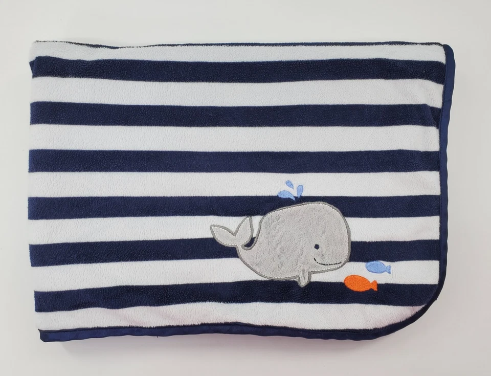 Cobertor de bebê Carters Child Of Mine peixe baleia listras azul ponto minky B58 - Imagem 1 de 4